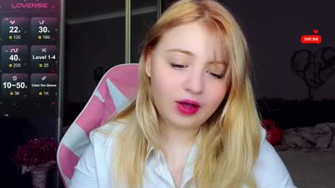 Snapshot of shy_blondiee chatting on 02/20/25, 12:08 Molly online show from 02/20/25, 12:08