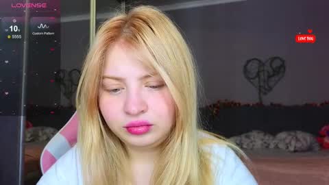 Snapshot of shy_blondiee chatting on 02/25/25, 12:03 Molly online show from 02/25/25, 12:03