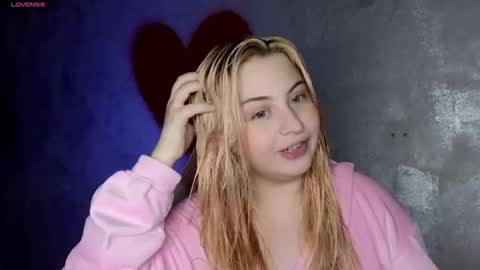 Snapshot of shy_blondiee chatting on 10/12/25, 10:20 Molly online show from 10/12/25, 10:20