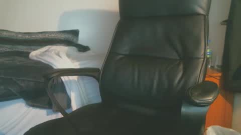 shyboyhugecum2020 online show from 12/15/25, 04:28