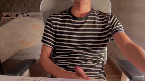 Snapshot of shydude666 chatting on 09/28/25, 01:44 shydude666 online show from 09/28/25, 01:44