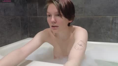 Snapshot of shyohiogirl chatting on 02/10/25, 07:36 Hippie online show from 02/10/25, 07:36