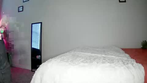 Snapshot of shyy_petitebaby chatting on 04/27/26, 04:27 shypetitebaby online show from 04/27/26, 04:27