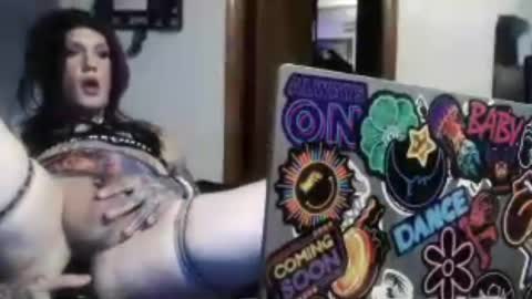 Snapshot of sickntwisted686 chatting on 08/10/26, 02:37 HungGirl online show from 08/10/26, 02:37