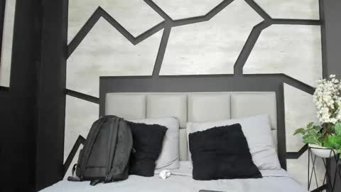 Snapshot of silknyx chatting on 02/21/26, 01:23 silknyx online show from 02/21/26, 01:23