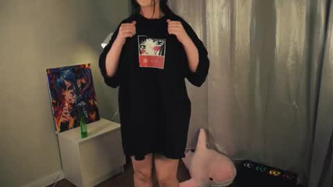 Snapshot of silkyfin chatting on 12/17/25, 05:08 Nixie online show from 12/17/25, 05:08