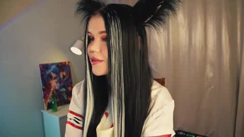 Snapshot of silkyfin chatting on 12/19/25, 04:36 Nixie online show from 12/19/25, 04:36