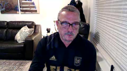 Snapshot of silveroli187 chatting on 10/09/25, 03:32 silveroli187 online show from 10/09/25, 03:32