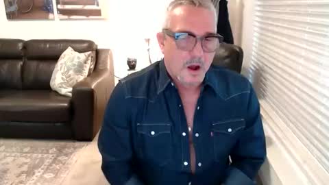 Snapshot of silveroli187 chatting on 11/11/25, 04:18 silveroli187 online show from 11/11/25, 04:18