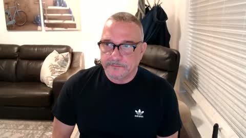 Snapshot of silveroli187 chatting on 11/16/25, 02:22 silveroli187 online show from 11/16/25, 02:22