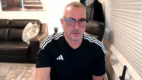 Snapshot of silveroli187 chatting on 12/18/25, 03:51 silveroli187 online show from 12/18/25, 03:51