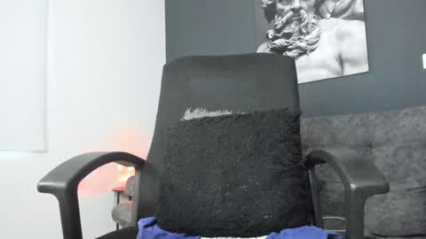 simon_leon01 online show from 01/15/25, 10:57