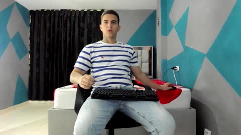 Snapshot of simonkeler chatting on 12/31/24, 08:23 SIMON KELER online show from 12/31/24, 08:23