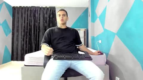 Snapshot of simonkeler chatting on 02/25/25, 04:03 SIMON KELER online show from 02/25/25, 04:03