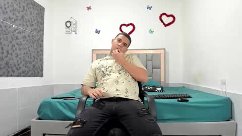 Snapshot of simonkeler chatting on 10/16/25, 02:01 SIMON KELER online show from 10/16/25, 02:01