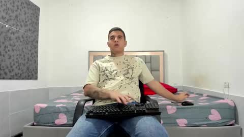 Snapshot of simonkeler chatting on 11/30/25, 04:05 SIMON KELER online show from 11/30/25, 04:05