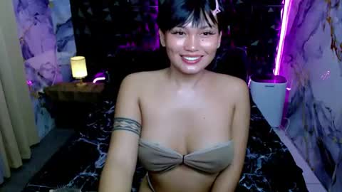 Snapshot of sinampot chatting on 06/22/26, 02:02 hi im thalia nice to meet you please give me thumbs up 3 online show from 06/22/26, 02:02