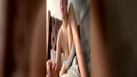 Snapshot of sinfulsophia chatting on 06/27/26, 04:50 sinfulsophia online show from 06/27/26, 04:50