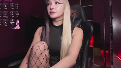 Snapshot of sinmistress chatting on 12/21/24, 03:25 Your Queen of Sins online show from 12/21/24, 03:25