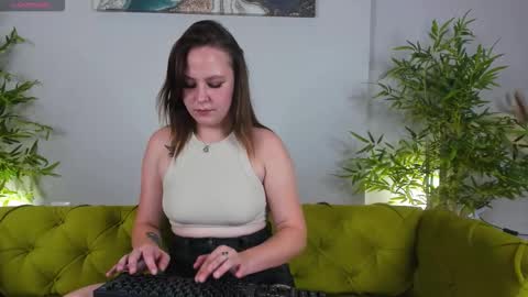 Snapshot of sira_fey chatting on 09/23/25, 08:50 Sheils online show from 09/23/25, 08:50