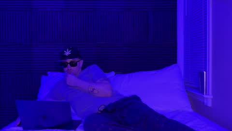 Snapshot of sirdaddymcqween chatting on 12/23/25, 04:43 Sir Daddy McQween online show from 12/23/25, 04:43