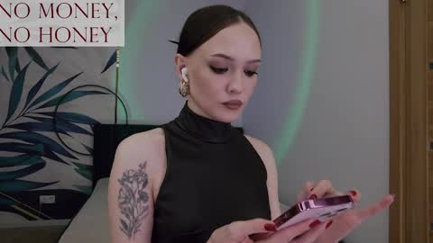 Snapshot of sirenaswhisper chatting on 05/24/26, 05:51 Goddess Sirena online show from 05/24/26, 05:51