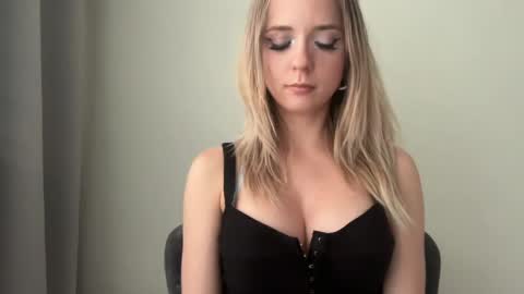 Sisi Bunny online show from 06/01/26, 05:14