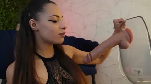 Snapshot of sisi_von_dee chatting on 07/15/26, 08:14 Dee online show from 07/15/26, 08:14