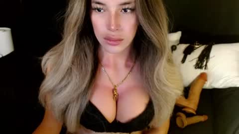 Snapshot of sizzling_cassie130 chatting on 06/25/26, 02:22 Cassie online show from 06/25/26, 02:22