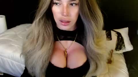 Snapshot of sizzling_cassie130 chatting on 07/01/26, 01:18 Cassie online show from 07/01/26, 01:18
