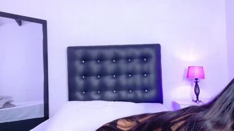 skinny_hottie18 online show from 04/15/26, 08:09