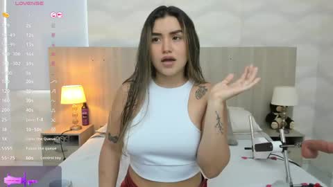 Snapshot of skinny_laura chatting on 05/22/26, 11:27 online show from 05/22/26, 11:27
