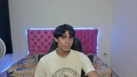Snapshot of skinny_sam23 chatting on 05/25/26, 05:24 sam online show from 05/25/26, 05:24