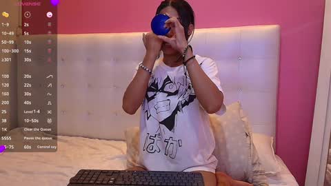 Snapshot of skinnyneighbour_ chatting on 02/06/25, 09:11 Karla online show from 02/06/25, 09:11