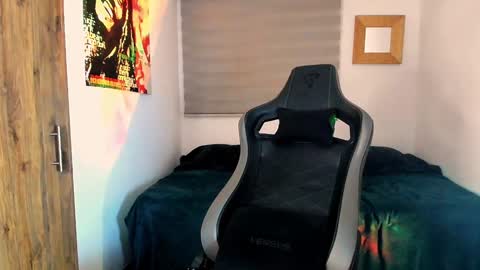 Snapshot of skull_prospect chatting on 01/08/25, 04:12 Liam Vokov online show from 01/08/25, 04:12