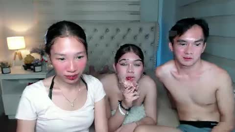 Snapshot of sky_fox_sweetxx chatting on 02/10/25, 01:33 online show from 02/10/25, 01:33