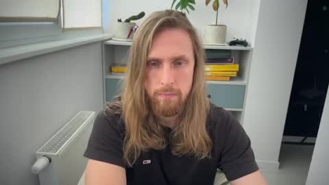 Snapshot of sky_guy25 chatting on 10/17/25, 08:39 sky_guy25 online show from 10/17/25, 08:39