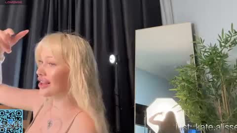 Snapshot of skyeveil chatting on 07/31/26, 03:00 Skye online show from 07/31/26, 03:00