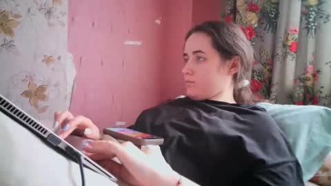 skyressie333 online show from 12/22/24, 12:05