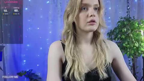 Snapshot of slay_blonde chatting on 10/27/25, 06:28 Lily online show from 10/27/25, 06:28