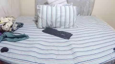 Snapshot of slender_sweetbabe chatting on 02/15/26, 10:25 slender_sweetbabe online show from 02/15/26, 10:25