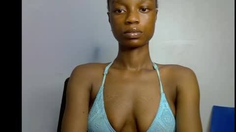 Snapshot of slim_petitqueen chatting on 05/19/26, 06:53 Alice online show from 05/19/26, 06:53