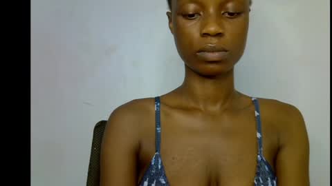 Snapshot of slim_petitqueen chatting on 05/25/26, 08:37 Alice online show from 05/25/26, 08:37