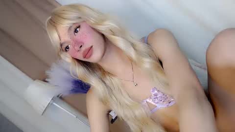 Snapshot of slimgirl_patricia chatting on 09/18/25, 06:43 Pat online show from 09/18/25, 06:43