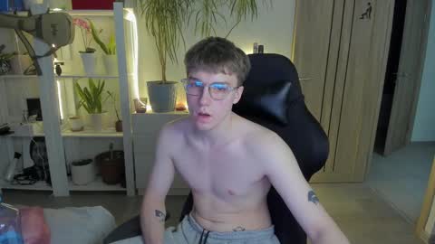 Snapshot of slippery_baby chatting on 02/13/25, 12:35 Mila online show from 02/13/25, 12:35