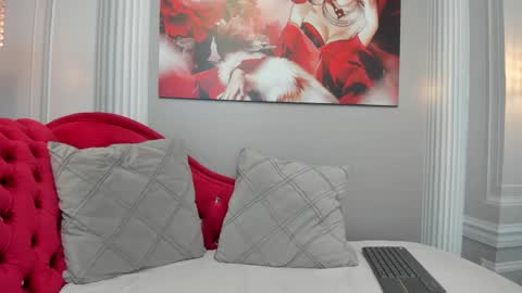 Paola  online show from 02/05/25, 12:17