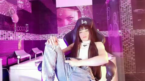 Small Hot19 online show from 05/31/26, 09:49
