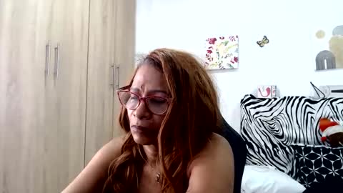 Snapshot of smilet_milf chatting on 06/04/26, 01:39 Smileth online show from 06/04/26, 01:39