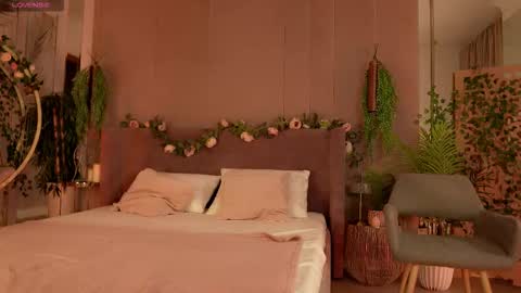 Mia online show from 10/16/25, 05:19