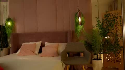 Mia online show from 11/08/25, 05:07